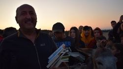 Farkındalık yaratmak için eşekle kitap dağıttı