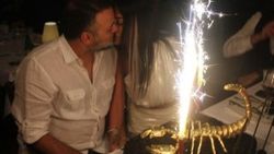 Süreyya Yalçın'dan eşine altın akrep pasta