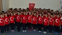 Minik öğrenciler Ölürüm Türkiyem'i söyledi