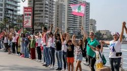 Lübnan'daki protestolarda insan zinciri oluşturuldu