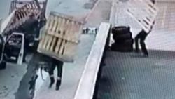 Konya'da 2 bin liralık paletleri çalan hırsızlar