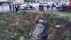 Samsun'da ceza yiyen sürücü otomobiliyle menfeze uçtu