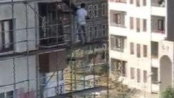 İnşaat işçisinin tehlikeli mesaisi