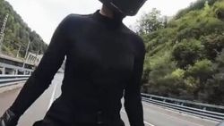 Motosikletli Rus model kaza yaptı