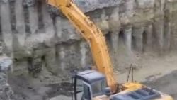 İstanbul'da istinat duvarı çökme anı kameralara yansıdı