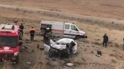 Van'da iki araç çarpıştı: 3 ölü, 4 yaralı