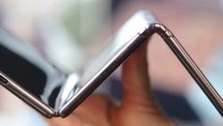 TCL'nin üç ekranlı ve iki kez katlanabilen telefonu görüntülendi