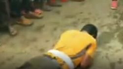 Hindistan'da şans getirsin diye kendilerini ezdirdiler
