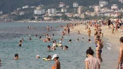 Alanya'da deniz keyfi sürüyor