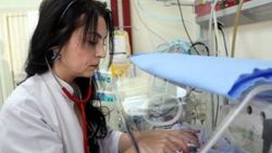 Gaziantep'te annesinin terk ettiği bebeğe doktor bakıyor