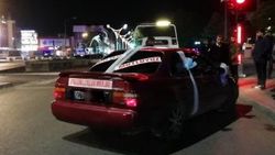 Gelin arabasını polisin üzerine sürdü