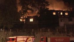 Ankara'da 3 gecekondu alev alev yandı