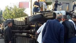 Uşak'ta fabrika işçilerini taşıyan servis kaza yaptı