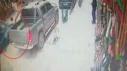 Bursa'da yolun karşısına geçen adama araba çarptı