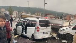 Maltepe'de kamyonet otomobillerin üzerine devrildi