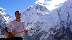 Karamanlı genç, Everest'te saz çaldı