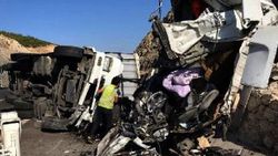 Gaziantep'te duvara çarpan tırın şoförü öldü