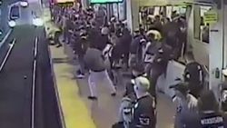 Kaliforniya'da raylara düşen adamı görevli kurtardı