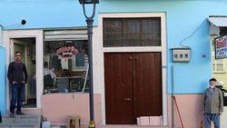 Baba ile oğlu, yan yana berber dükkanı açtı