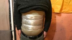 Vücuduna sardığı 2 kilo 50 gram esrarla yakalandı