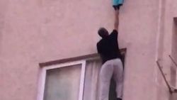 Pencerede asılı kalan çocuk ölümden döndü