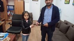 Lösemi hastası arkadaşı için saçlarını kestirdi