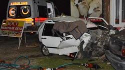 Manisa'da otomobil tıra çarptı: 1 ölü 1 yaralı