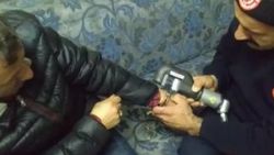 Şaka için takılan kelepçenin anahtarı bulunamadı