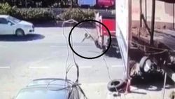 İzmir'de tırın altında kalan adam ölümden döndü