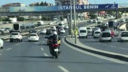 Motosikletli maganda makas atarken dans etti