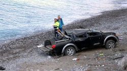 Zonguldak'ta kamyonet deniz kenarına uçtu
