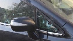 Silahlı saldırıya uğradıktan sonra aracını hastaneye sürdü