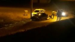 İki trafik polisi kaçan sürücüyü tekme tokat dövdü