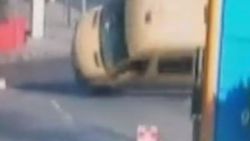 Bağcılar'da minibüs ters yoldan giderken kaza yaptı