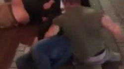 Engelli olan Amerikalı iki kişiyi dövdü