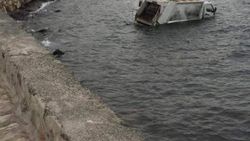 İzmir'de çöp kamyonu freni boşalınca denize uçtu