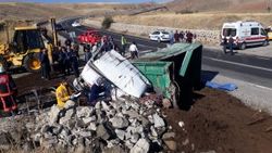 Malatya'da devrilen kamyonun sürücüsü hayatını kaybetti