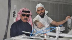 Omar Souleyman, Şanlıurfa'da yoksullara ekmek dağıtıyor