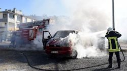 Kayseri'de minibüs yanarak kullanılamaz hale geldi