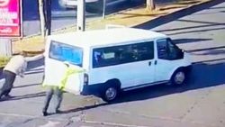 Diyarbakır'da aracı bozulan şahsa polis yardım etti