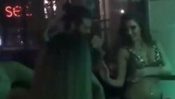 Can Yaman dansöze para taktı