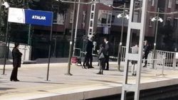 Bayılan adamın bacağı tren ile platform arasına sıkıştı