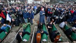 Bosna'da katledilen 12 Boşnak 27 yıl sonra topraga verildi