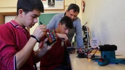 Sivaslı öğrenciler kendi ürettikleri robotla 2'nci oldu
