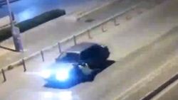 Polis kaçan otomobilin kaputunda sürüklendi