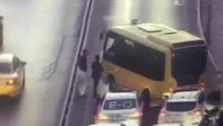 Dolmuş gelin arabasından zarf alabilmek için yolu kapadı