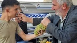 Suriye sınırındaki vatandaş, Mehmetçiğe meyve ikram etti