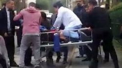 Kalp krizi geçiren şahsa sedye üstünde kalp masajı yaptı