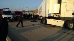 Otomobil ile tır çarpıştı: 3 ölü 1 yaralı