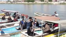 Irak'ta köprüler kapatılınca ulaşım tekneyle sağlanıyor